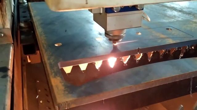 Режем 12мм YLaser S2-3015-1.5kW смотреть онлайн