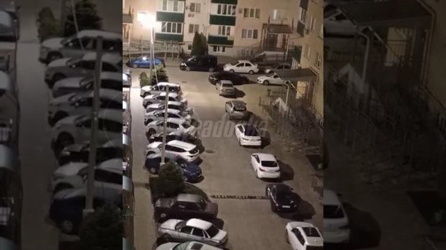 Адыгейский Росомаха на чеченских номерах устроил автомобильный боулинг во дворе, протаранил 4 машины смотреть онлайн
