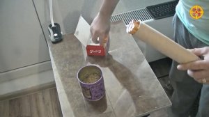Измельчаем листья табака и забиваем сразу несколько сигарет