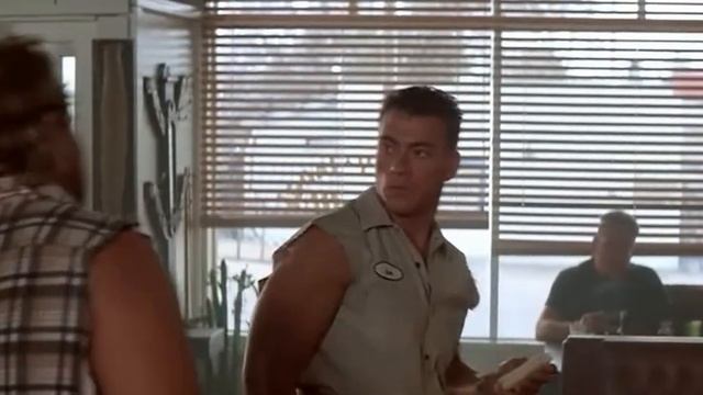 Люк Деверо кушает / Универсальный солдат смотреть онлайн