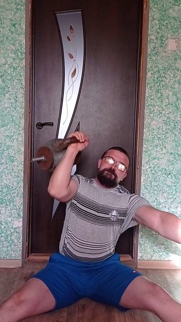 Жим сидя на полу с силовым взятием через бицепс. Гиря 35 кг.