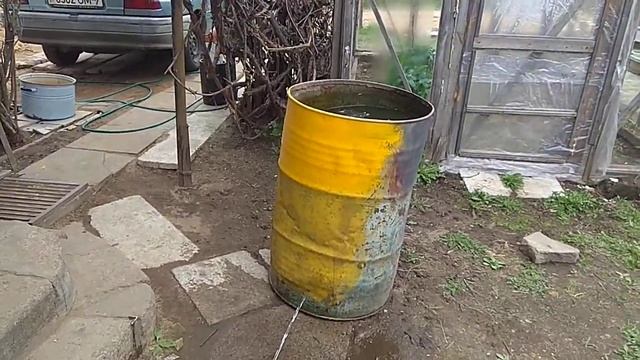 Петарда разорвала бочку с водой. смотреть онлайн