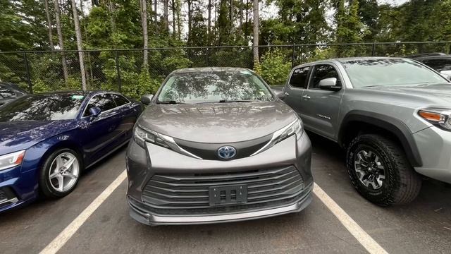 2021 Toyota Sienna LE смотреть онлайн