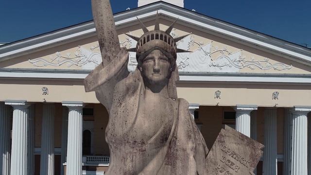 Статуя свободы перед Драмтеатром. Концепт. смотреть онлайн