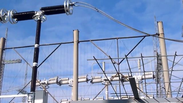 Коронный разряд на ОРУ 330 кВ (Corona Discharge At OSG 330 KV)