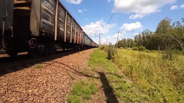 Электровоз 4ЭС5К-010 "Ермак" с грузовым поездом. смотреть онлайн