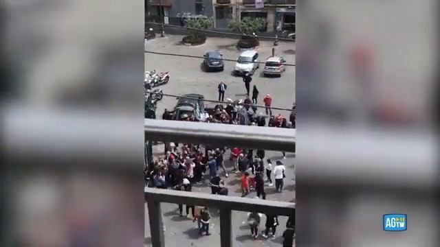 Napoli, il funerale finisce in rissa: calci e pugni davanti alla chiesa al Rione Sanità смотреть онлайн