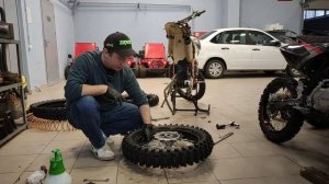 Шиномонтаж эндуро мотоцикла для начинающих. Способ первый