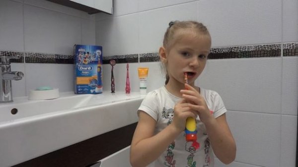 Новая зубная щетка Микки Маус)))