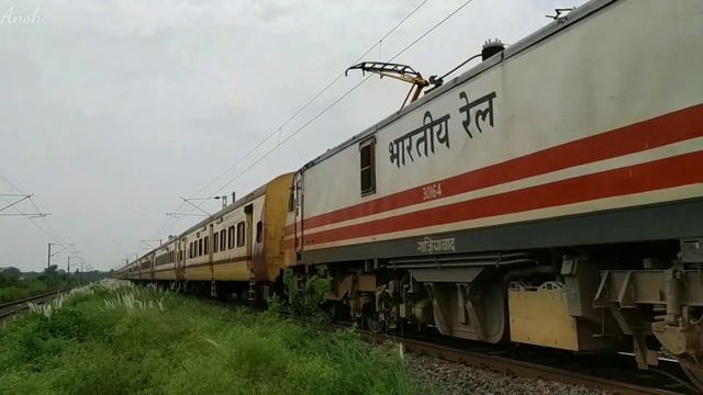 [2 in 1] India's Fastest Aerodynamic WAP 5 powering Habibganj Janshatabdi || Speeding + Acceleratio смотреть онлайн