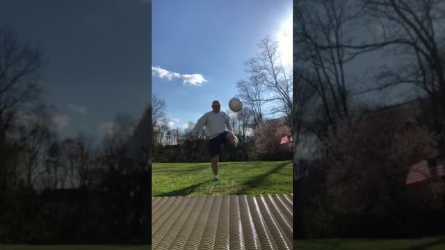 100 Keepie Ups (Juggles) Challenge! смотреть онлайн