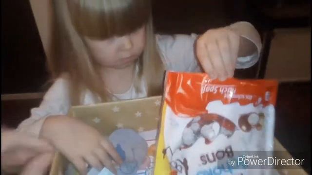 Разбираем подарок)))) сладости, игрушки и сумочка))) смотреть онлайн
