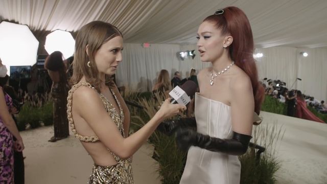 Gigi Hadid on Being a Farm Mom & Celebrating America | Met Gala 2021 With Emma Chamberlain | Vogue смотреть онлайн