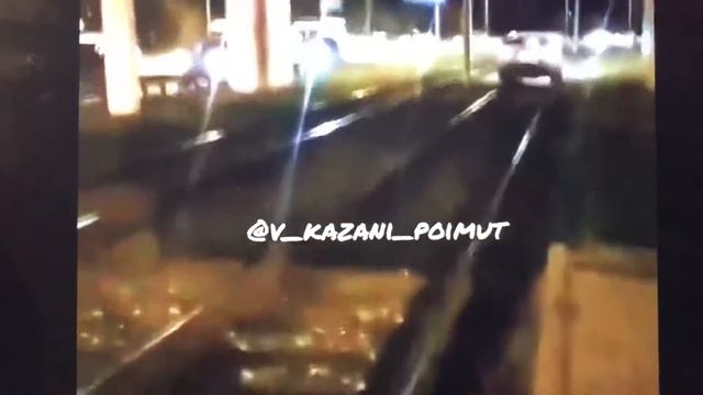 Мужчина по трамвайным рейсам едет, ровно! Range Rover on tram tracks to skip traffic смотреть онлайн