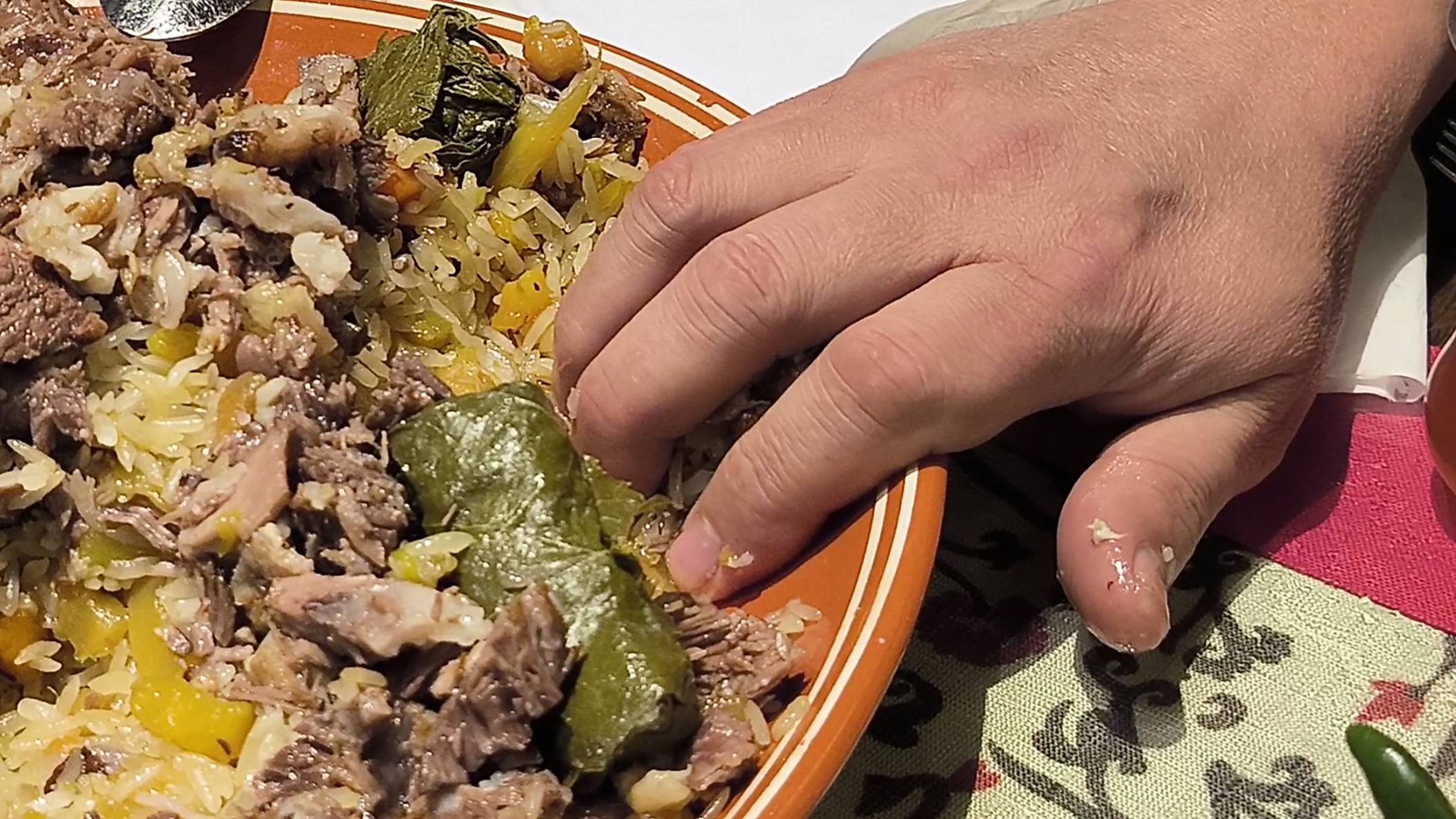 О чем говорят мужчины за пловом — традиции, воспоминания и душевные беседы 🥄🍚🖐 смотреть онлайн