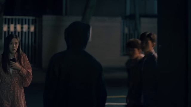 В тёмном переулке герои спасают красавиц от маньяка.. смотреть онлайн