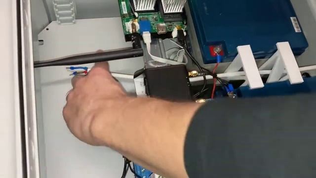 Connecting a Solar Panel to the LoRaWAN Gateway Box смотреть онлайн