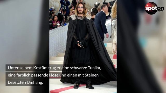 Flauschiger Auftritt bei der Met Gala: Jared Leto lässt die Katze los! смотреть онлайн