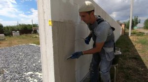 Отделка оригинального забора из газобетона длиной 34 метра