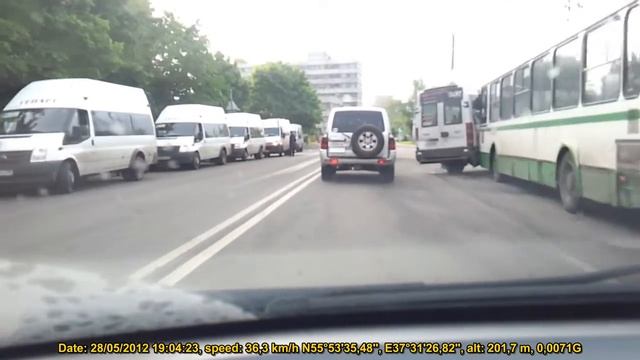 Маршрутка торопилась подобрать голосующих пассажиров смотреть онлайн
