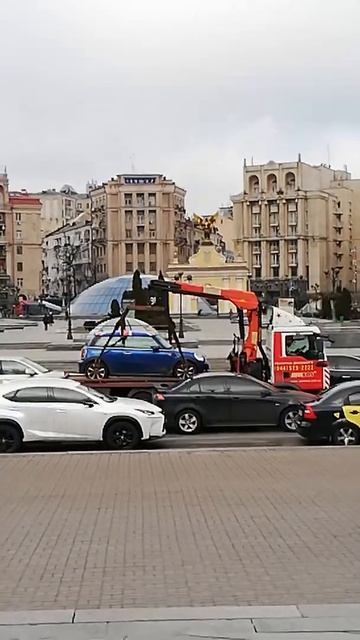 Эвакуатор везёт машину по Крещатику в Киеве. смотреть онлайн