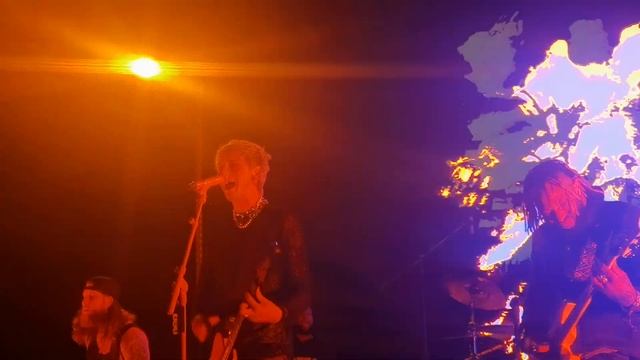 MISERY BUSINESS #mgk Paramore covern LIVE in emonite Las vegas 2021 смотреть онлайн
