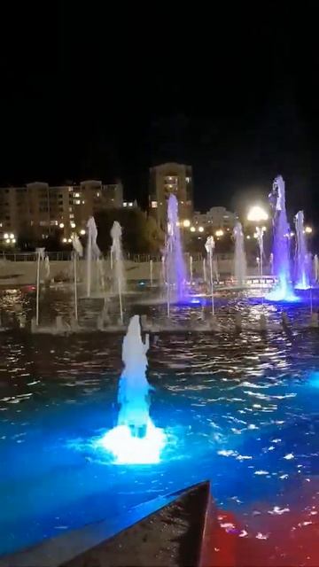 Цветомузыкальные фонтаны в Парке Победы, Севастополь #shorts смотреть онлайн