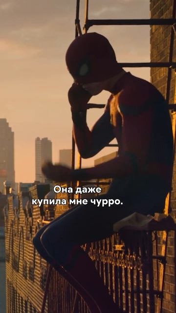 Питер Паркер помогает людям. Сцена из Человека Паука смотреть онлайн