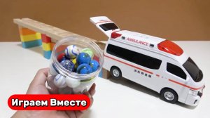 Играем в машинки ! Запускаем шарики по горкам ! Загружаем машинки шариками ! Видео для детей