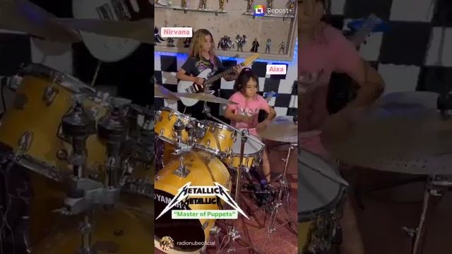 Мелкие девчульки зажигают в Рок!!! 🤘😎 #shorts #shortvideo смотреть онлайн