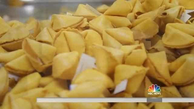 Al Roker Visits The Largest Fortune Cookie Factory In The World | TODAY смотреть онлайн