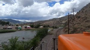 Вид спереди на ПОТРЯСАЮЩУЮ железную дорогу Royal Gorge Route в Колорадо! FHD 30fps