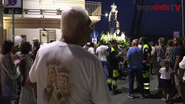 Torre Faro, la festa patronale raduna migliaia di cittadini. Spiagge affollate di notte per i fuoch смотреть онлайн