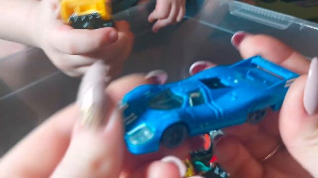 Ящик с Hot wheels, куча машинок Big Box смотреть онлайн