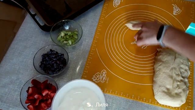 Булочки цветочки с творогом и замороженной ягодой. Сдобное тесто. смотреть онлайн