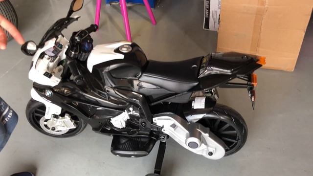 Características moto infantil Bmw 1000RR 12v blanca y negra en Indalchess - BJT528 смотреть онлайн