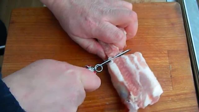 В работе " Нож Victorinox Camper " режу ребро Нуф- Нуфа смотреть онлайн