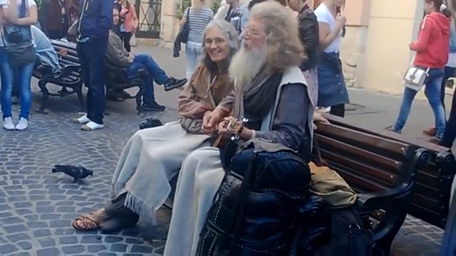 Хиппи Дэвид и Шекина на улице поют песню "I Am That I Am" смотреть онлайн