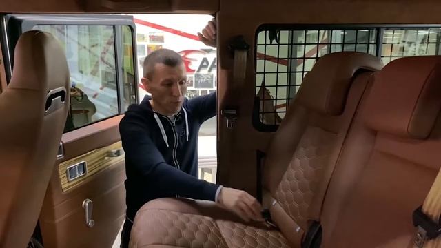 Комфортабельный внедорожник LAND ROVER DEFENDER