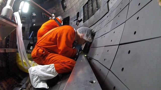 Taking measurements inside the DIII-D tokamak fusion reactor смотреть онлайн