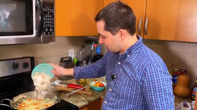 Как тушить овощи на сковороде. Овощи по-китайски. Как приготовить вкусный гарнир из овощей к рыбе.