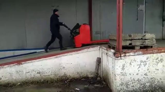 Рокла електрична Manitou log 2.2t рух під кутом на рампі смотреть онлайн