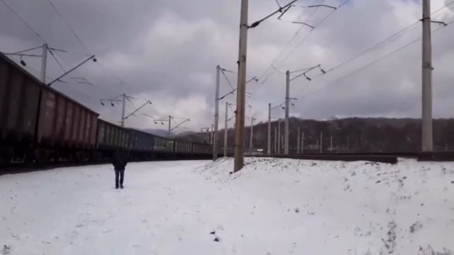Напесочили! Система 2ЭС5К-284/285 "Ермаки" с грузовым поездом и приветливой бригадой смотреть онлайн