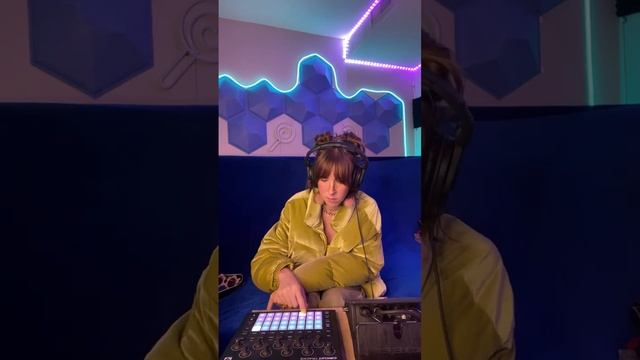 Live Looping! Novation Circuit Tracks & TC Helicon VoiceLive Touch 2 смотреть онлайн