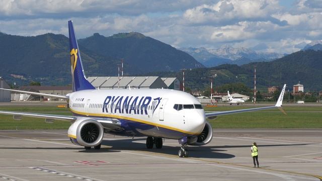 Boeing 737 NG Vs. Boeing 737 MAX Engine Sound Comparison - Start Up, Taxiing & Takeoff