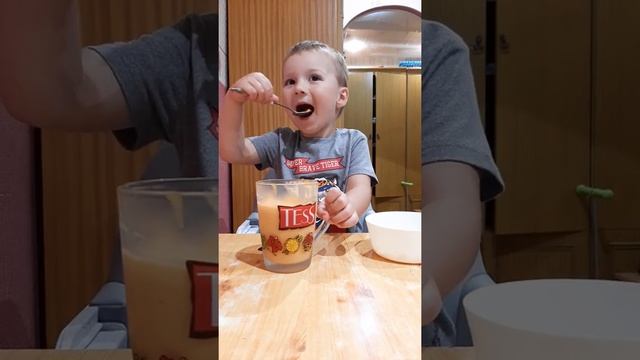 Амирчик ест пудинг дыневый от herbalife nuttrition смотреть онлайн