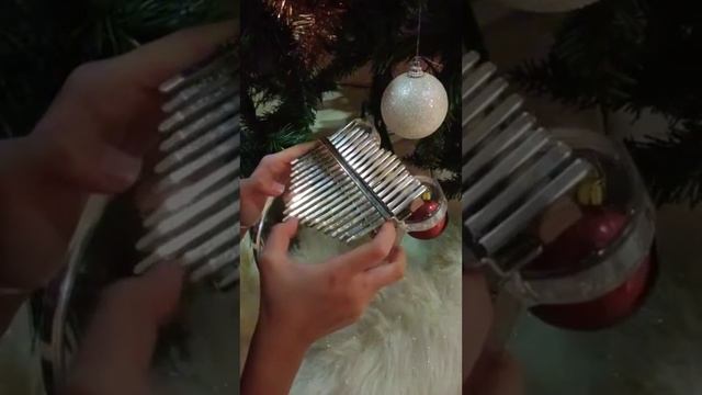 Gwynn playing Kalimba - Jingle Bells Rock Cover - смотреть онлайн