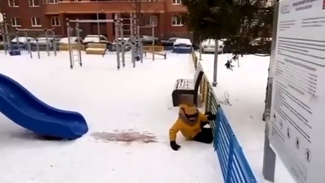 🤦♂️В подмосковных Котельниках установили горку, с которой дети улетают в забор.