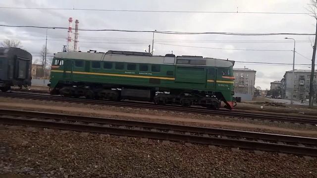 Расцепленная сплотка из М62 №1631 и вагона-дефектоскопа на ст. Новая Деревня. смотреть онлайн