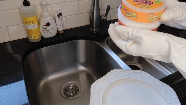 Tina's Tips! How To Get Rid Of Those Grey Scratch Marks On Your Dishes! It's So Easy!!! смотреть онлайн